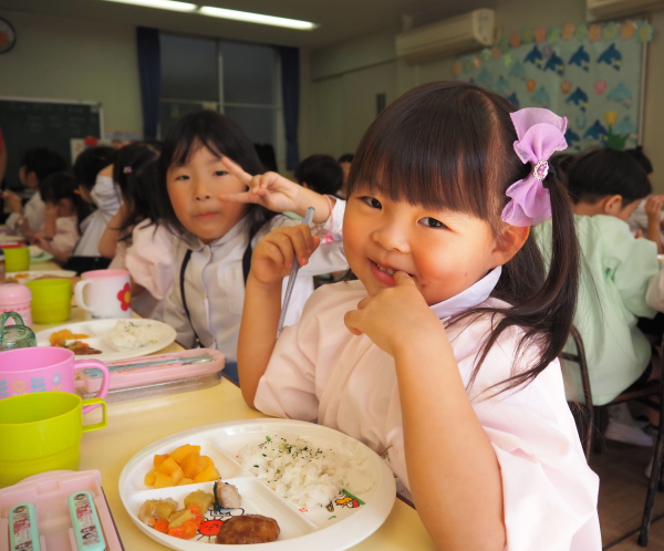 年長さんとのお給食・年少