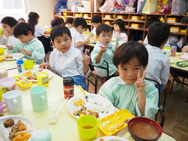 年長さんとのお給食・年少