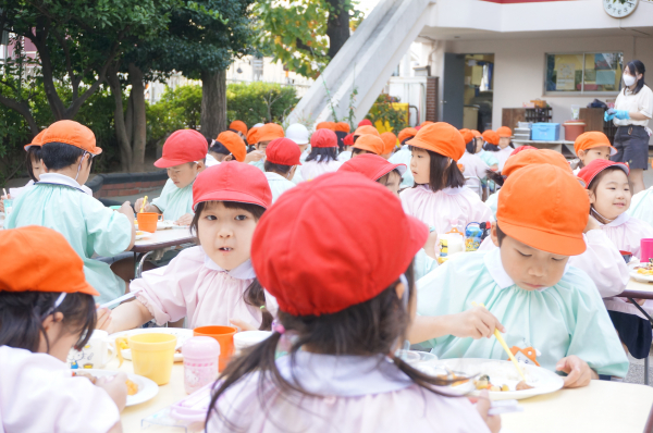 いろいろなクラスと一緒に給食週間♪