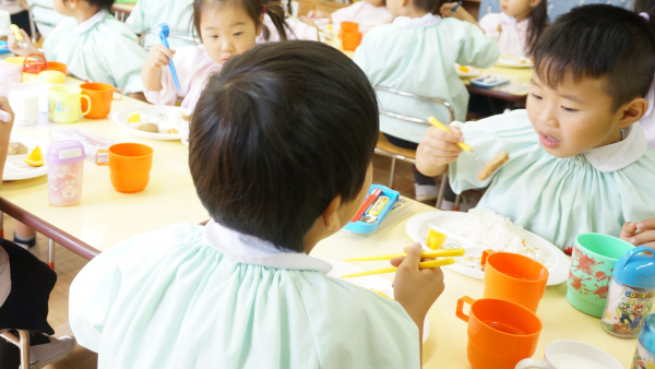 いろいろなクラスと一緒に給食週間♪