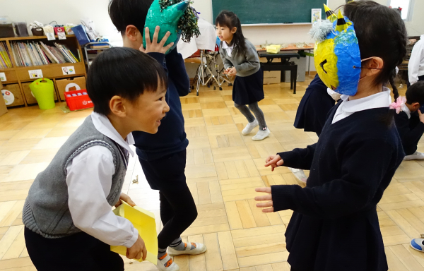 お面を被って豆まきごっこ！《年長》