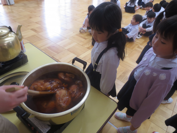 玉ねぎの皮で絞り染めに挑戦！(年長組)