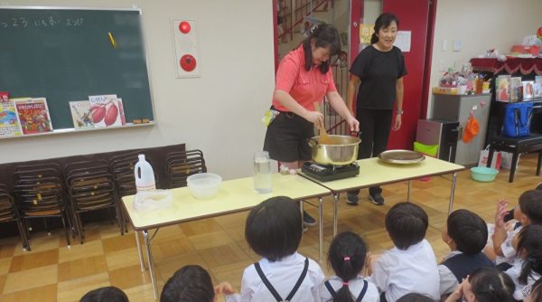 皆で美味しいカレー作り♪　～年長組～