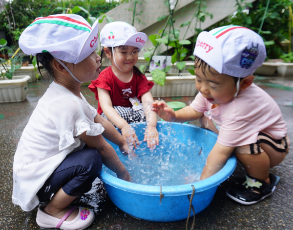 【桜輪チェリールーム】　水遊びの様子