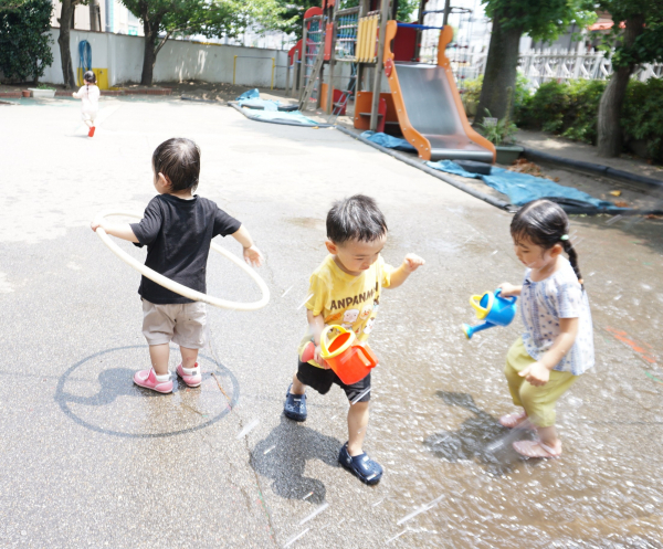 【桜輪チェリールーム】　水遊びの様子