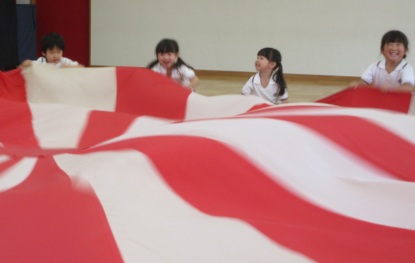 パラバルーンに挑戦！《年中組》