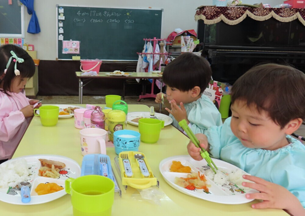 年少さん初めてのお給食♪